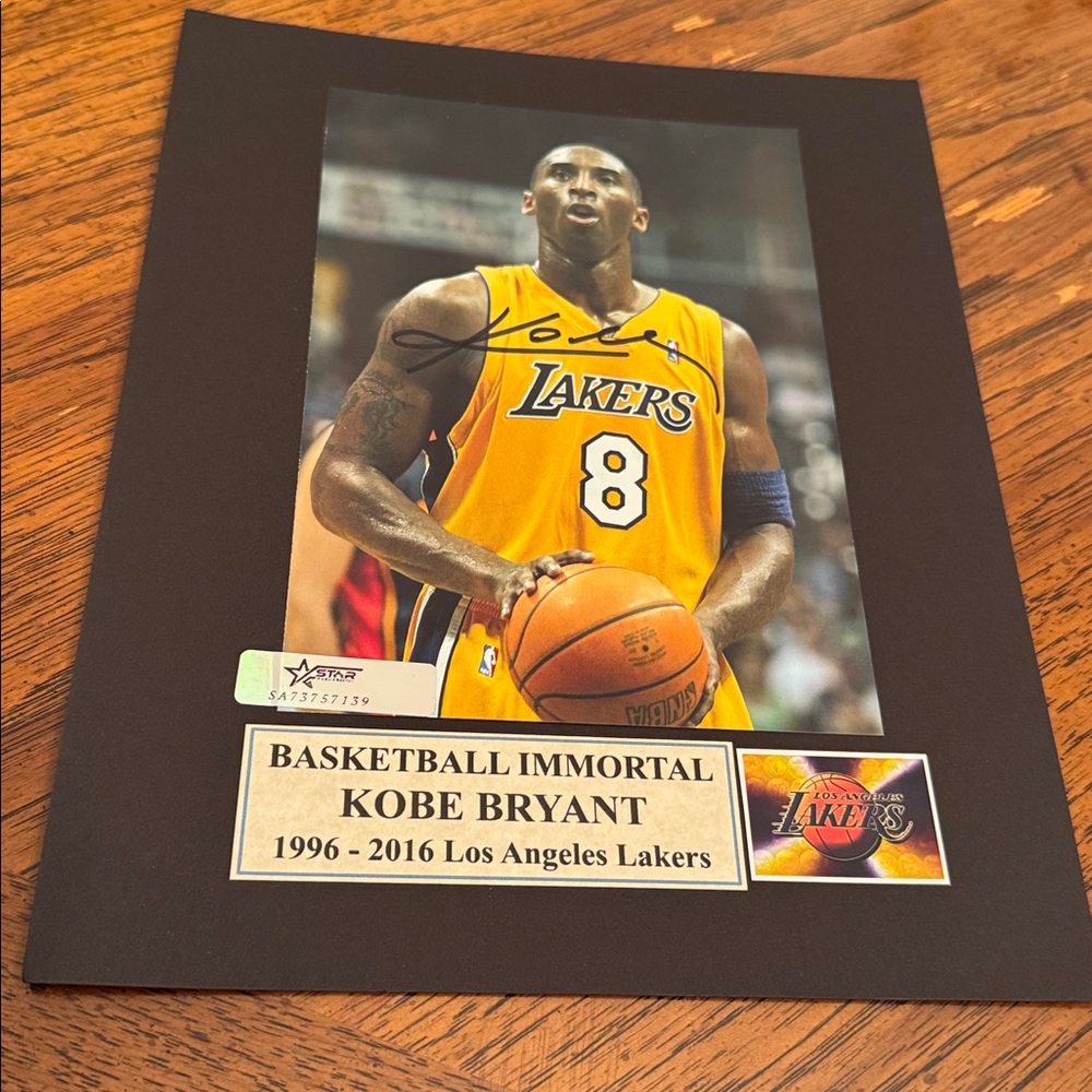 - Kobe Bryant Los Angeles Lakers signed photo